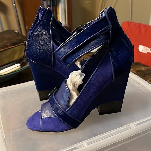 Selling a pair of June Ambrose size 7.5 Pony Skin fur & suede wedge - Picture 2 of 4